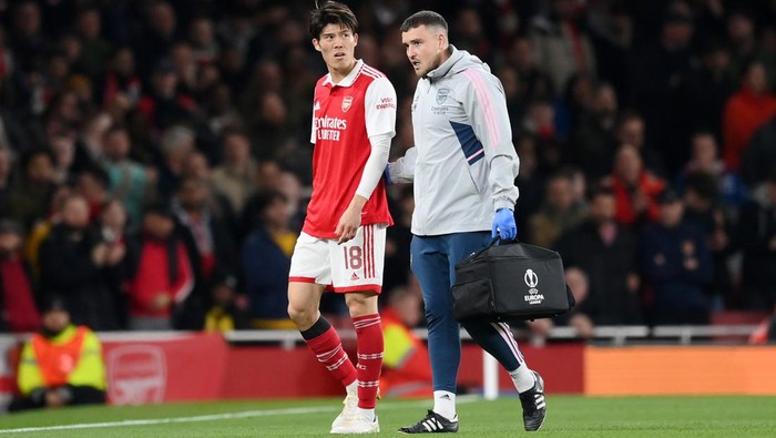 LONDON, ENGLAND - MARCH 16: Takehiro Tomiyasu of Arsenal leaves the pitch after picking up an injury during the UEFA Europa League round of 16 leg two match between Arsenal FC and Sporting CP at Emirates Stadium on March 16, 2023 in London, England. (Photo by Shaun Botterill/Getty Images)