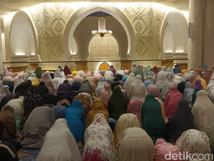 Tarawih hari pertama di Masjid Sheikh Zayed Solo, Rabu (22/3/2023) malam.