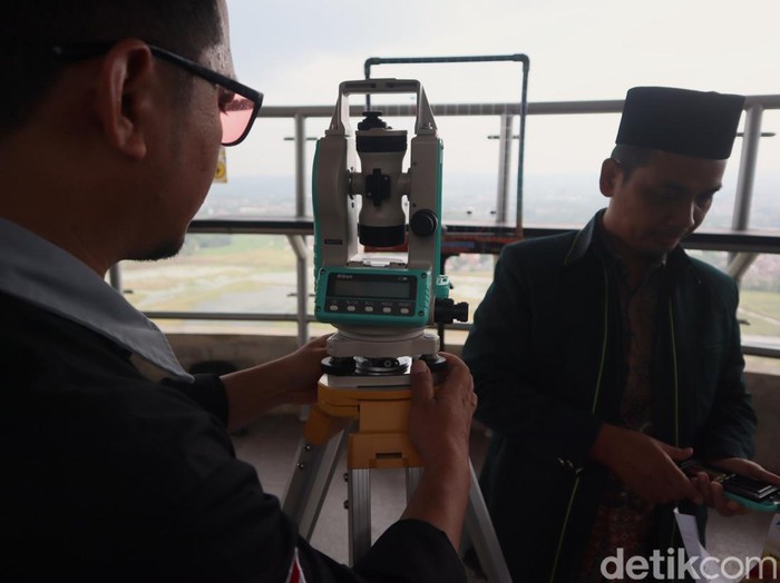 Tim dari Badan Hisab Rukyat Purwokerto melakukan pemantauan hilal untuk menentukan awal bulan Ramadan di Menara Pandang Teratai Purwokerto, Banyumas, Rabu (22/3/2023) sore.
