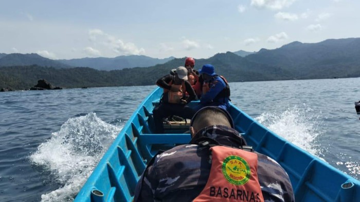 Tim SAR gabungan di Trenggalek mencari pemancing yang hilang tersapu ombak