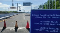 Tol Bali Mandara juga tutup. Rambu bertulisan Dalam Rangka Nyepi Jalan Tol Bali Mandara Ditutup dipasang di depan pintu masuk jalan bebas hambatan itu.