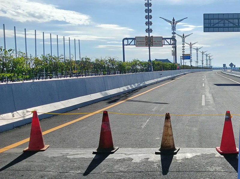 Pintu Tol Bali Mandara saat Nyepi Rabu (22/3/2023). Tol Bali Mandara ditutup sejak pukul 23.00 Wita, Selasa (21/3/2023) dan baru dibuka pukul 07.00 Wita, Kamis (23/3/2023).