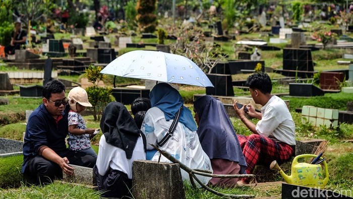 Tradisi ziarah menjelang bulan Ramadan mulai terlihat di sejumlah pemakaman, termasuk TPU Karet Bivak, Jakarta Pusat. Para peziarah berdatangan ke makam keluarga serta kerabat.