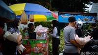 Para pedagang bunga berjejer berjualan di luar TPU Karet Bivak.