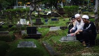 TPU Karet Bivak terpantau ramai peziarah sehari sebelum puasa Ramadan.