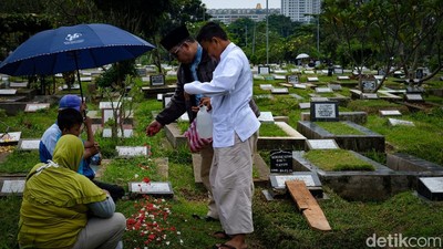 TPU Karet Bivak Ramai Peziarah Jelang Puasa Ramadan