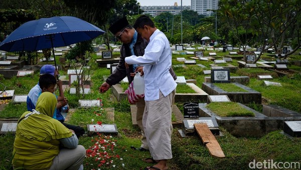 TPU Karet Bivak Ramai Peziarah Jelang Puasa Ramadan