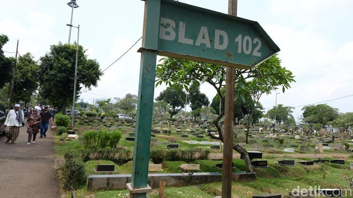 TPU Karet Bivak Ramai Peziarah Jelang Puasa Ramadhan Tradisi ziarah menjelang bulan Ramadan mulai terlihat di sejumlah pemakaman, termasuk TPU Karet Bivak, Jakarta Pusat. Para peziarah berdatangan ke makam keluarga serta kerabat.