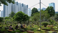 Peziarah turut membacakan doa serta menabur bunga di makam.