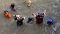 Warga yang ikut keramas bersama di bantaran Sungai Cisadane itu tidak kenal usia. Mulai dari anak-anak, dewasa, hingga lansia juga ikut serta dalam tradisi tersebut. 