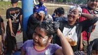 Menjelang bulan suci Ramadan yang tiba setiap tahunnya, maka masyarakat tanpa dipaksa sudah akan berduyun-duyun datang ke bantaran Sungai Cisadane untuk keramas bersama.