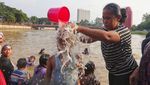 Tradisi Keramas Bareng di Sungai Cisadane untuk Sambut Ramadan