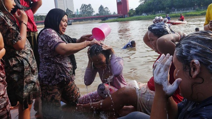 Tradisi Keramas Bareng di Sungai Cisadane untuk Sambut Ramadhan Dalam menyambut bulan sucu Ramadhan, warga Tangerang melakukan traditie unik yaitu tradisi kramas dan mandi bersama. Nih foto-fotonya.