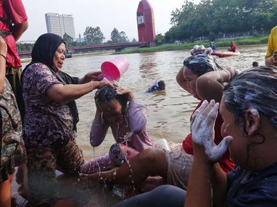 Tradisi Keramas Bareng di Sungai Cisadane untuk Sambut Ramadan