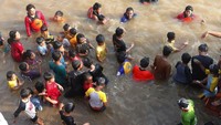 Mereka bersama-sama saling membersihkan diri menggunakan sabun dan sampo untuk mengeramas rambut mereka.