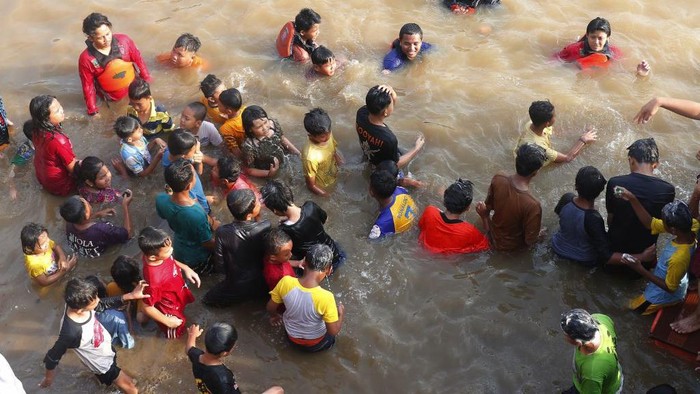 Dalam menyambut bulan sucu Ramadhan, warga Tangerang melakukan traditie unik yaitu tradisi kramas dan mandi bersama. Nih foto-fotonya.