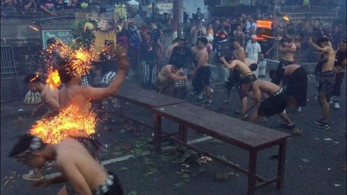 Tradisi Siat Geni atau Siat Sambuk di Banjar Adat/Desa Adat Pohgending, Desa Pitra, Kecamatan Penebel, Kabupaten Tabanan,  Bali, sehari menjelang Nyepi Saka 1945 atau saat Pengerupukan, Selasa (21/3/2023).