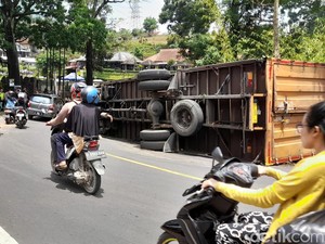 Truk Boks Seruduk 4 Motor di Sumedang, Satu Orang Tewas