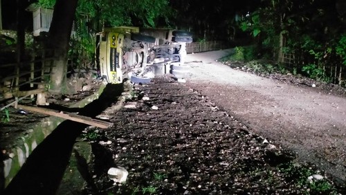 Sebuah truk pasir kecelakaan di Timor Tengah Selatan pada Selasa malam (21/3/2023). Empat orang tewas dan 30 luka-luka akibat kecelakaan itu.