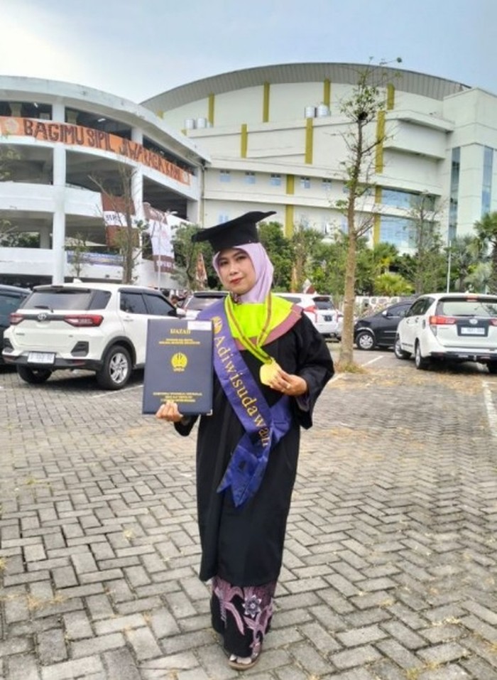 Tuwuh Handayani-Kepala sekolah dengan IPK 4,0 dari Unesa