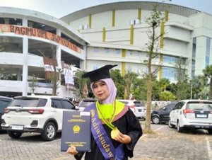 Studi S2 sambil Jadi Kepala Sekolah, Lulusan Unesa Ini Dapat IPK 4,0!