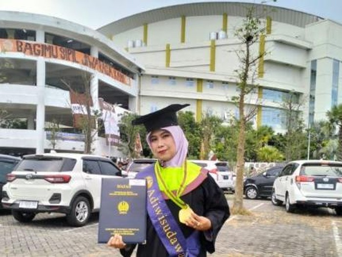 Tuwuh Handayani-Kepala sekolah dengan IPK 4,0 dari Unesa