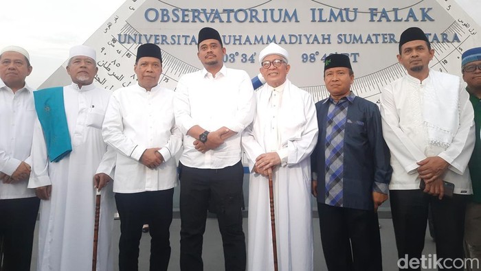 Wali Kota Medan Bobby Nasution bersama tim OIF UMSU saat pemantauan hilal Ramadan 1444 di Kampus Pascasarjana UMSU. (Raja Malo Sinaga/detikSumut)