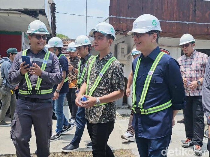 Wali Kota Solo Gibran Rakabuming Raka dan mantan Menparekraf Wishnutama mengecek revitalisasi Lokananta Solo, Rabu (22/3/2023).