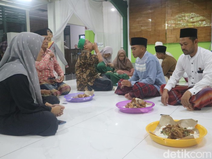 Warga Desa Colo, Kecamatan Dawe, Kabupaten Kudus, menggelar tradisi Megengan di kompleks Makam dan Masjid Sunan Muria, Rabu (22/3/2023).