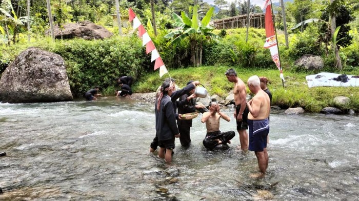 Warga Kampung Adat Miduana melaksanakan tradisi mandi keramas cai kahirupan menyambut ramadan