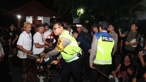 Warga lemas hingga pingsan saat menonton pawai ogoh-ogoh di kawasan Patung Catur Muka Kota Denpasar, Bali, Rabu (22/3/2023).
