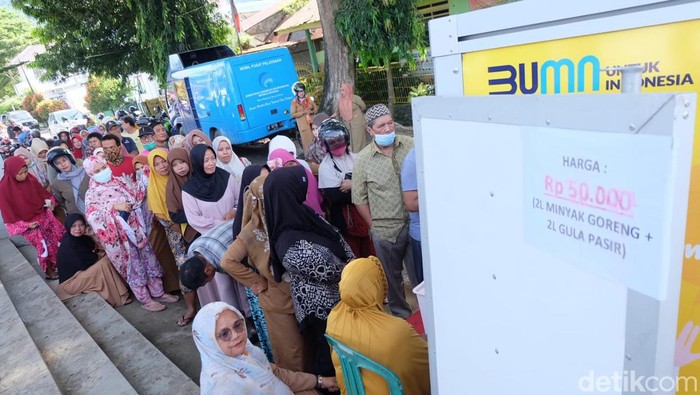 Warga menyerbu pasar murah di Enrekang.