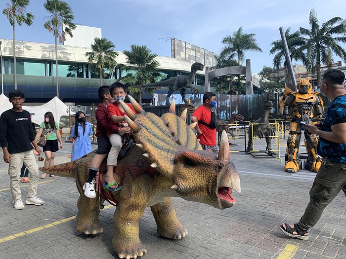 Suasana para pengunjung saat bermain di Dinoland Plaza Medan Fair. Foto: Kartika Sari/detikSumut