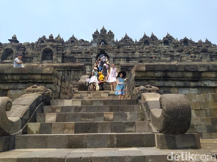 Wisatawan naik ke bangunan Candi Borobudur di Kabupaten Magelang, Rabu (22/3/2023).