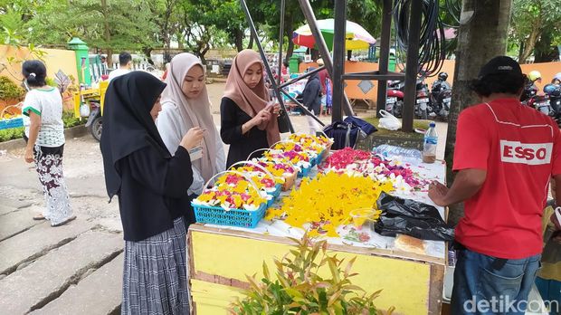 Ziarah kubur di TPU Panaikang Makassar, Sulsel.