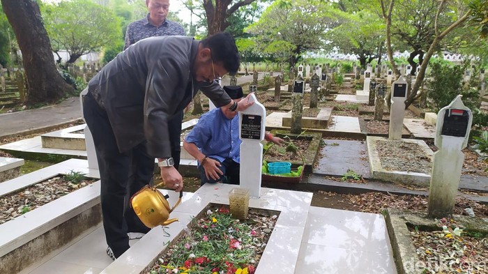 Ziarah kubur di TPU Panaikang Makassar, Sulsel.