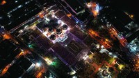 Ribuan umat muslim memadati Masjid Raya Baiturrahman yang merupakan masjid bersejarah peninggalan Kesultanan Aceh.