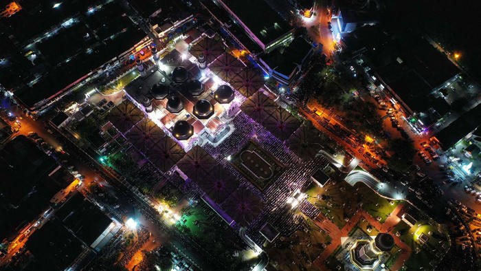 This aerial picture show Muslim devotees offering prayers marking the start of Islam's holy month of Ramadan at the Baiturrahman grand mosque in Banda Aceh on March 22, 2023. (Photo by CHAIDEER MAHYUDDIN / AFP) (Photo by CHAIDEER MAHYUDDIN/AFP via Getty Images)