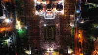 Sorot lampu warna-warni membuat suasana disekitar masjid menjadi nyaman dan membuat jemaah menjadi khusyuk dalam beribadah.