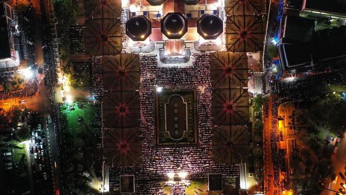 This aerial picture show Muslim devotees offering prayers marking the start of Islam's holy month of Ramadan at the Baiturrahman grand mosque in Banda Aceh on March 22, 2023. (Photo by CHAIDEER MAHYUDDIN / AFP) (Photo by CHAIDEER MAHYUDDIN/AFP via Getty Images)