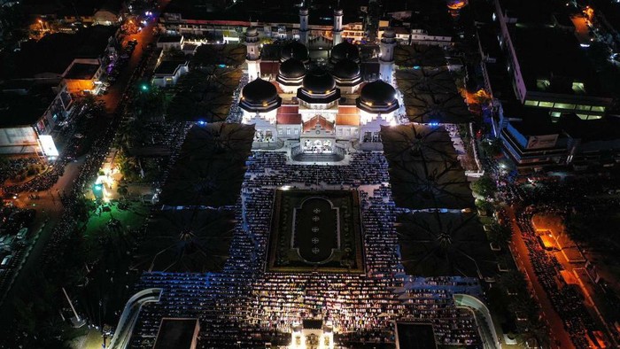 1249061398 This aerial picture show Muslim devotees offering prayers marking the start of Islam's holy month of Ramadan at the Baiturrahman grand mosque in Banda Aceh on March 22, 2023. (Photo by CHAIDEER MAHYUDDIN / AFP) (Photo by CHAIDEER MAHYUDDIN/AFP via Getty Images)