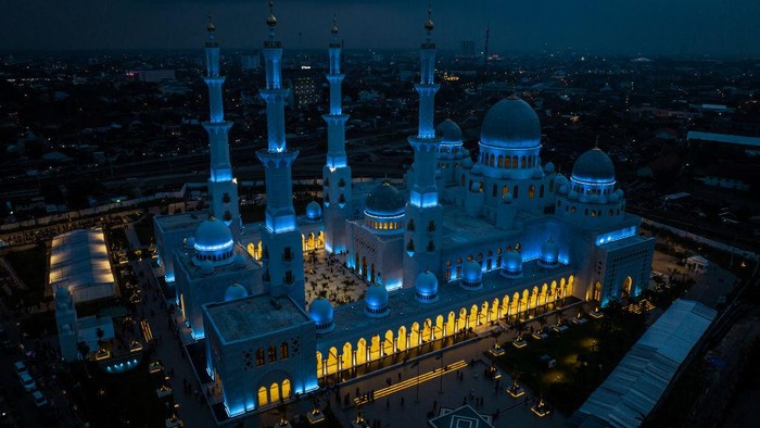 1475304028 SOLO CITY, INDONESIA - MARCH 23: Indonesian Muslims perform Tarawih prayers to mark the start of the holy month of Ramadan at the Sheikh Zayed Solo Grand Mosque on March 22, 2023 in Solo City, Indonesia. Indonesia, which has the world's largest Muslim population, marked the beginning of Ramadan on Thursday with Tarawih prayers. (Photo by Ulet Ifansasti/Getty Images)
