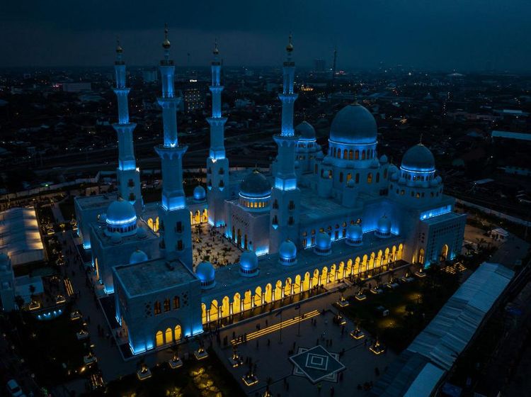 Terpesona Megahnya Masjid Raya Sheikh Zayed di Awal Ramadan
