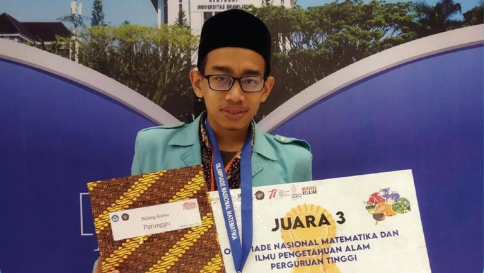Achmad Nurul Yaqin anak buruh serabutan yang berhasil menjadi mahasiswa berprestasi di Fakultas Kedokteran UNS