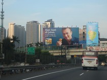 Billboard Nicholas Saputra di Jakarta Bikin Netizen Salfok, Kenapa?