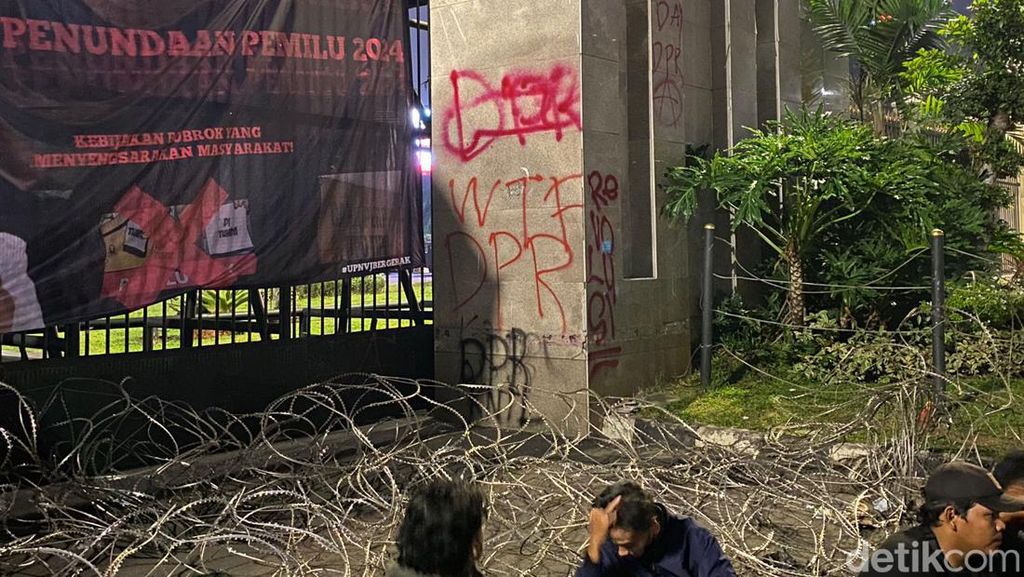 Polisi Selidiki Aksi Vandalisme di Gerbang DPR Saat Demo Tolak UU Ciptaker