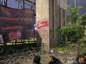 Polisi Selidiki Aksi Vandalisme di Gerbang DPR Saat Demo Tolak UU Ciptaker
