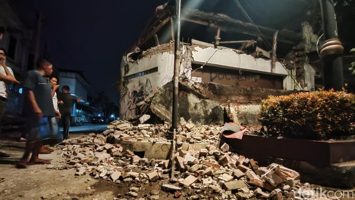 Bangunan tua ambruk di Cianjur pada Rabu (22/3/2023) malam.