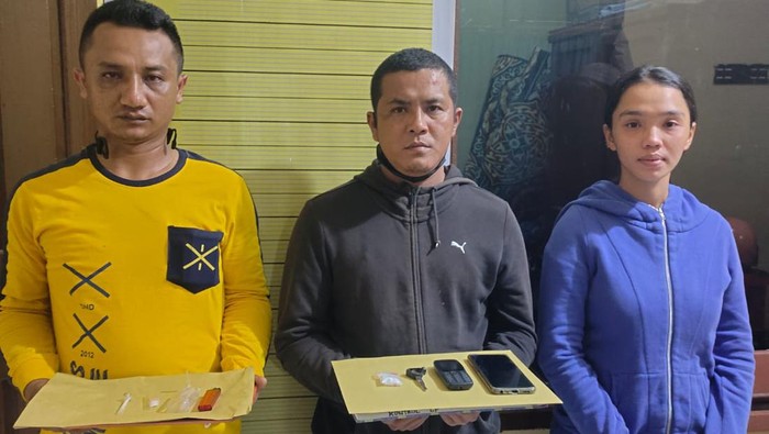 Bripka JS bersama pelaku lainnya saat ditangkap. (Dok Polres Taput)