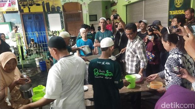 Antrean warga untuk mendapatkan bubur Samin di Masjid Darussalam, Solo, Kamis (23/3/2023).